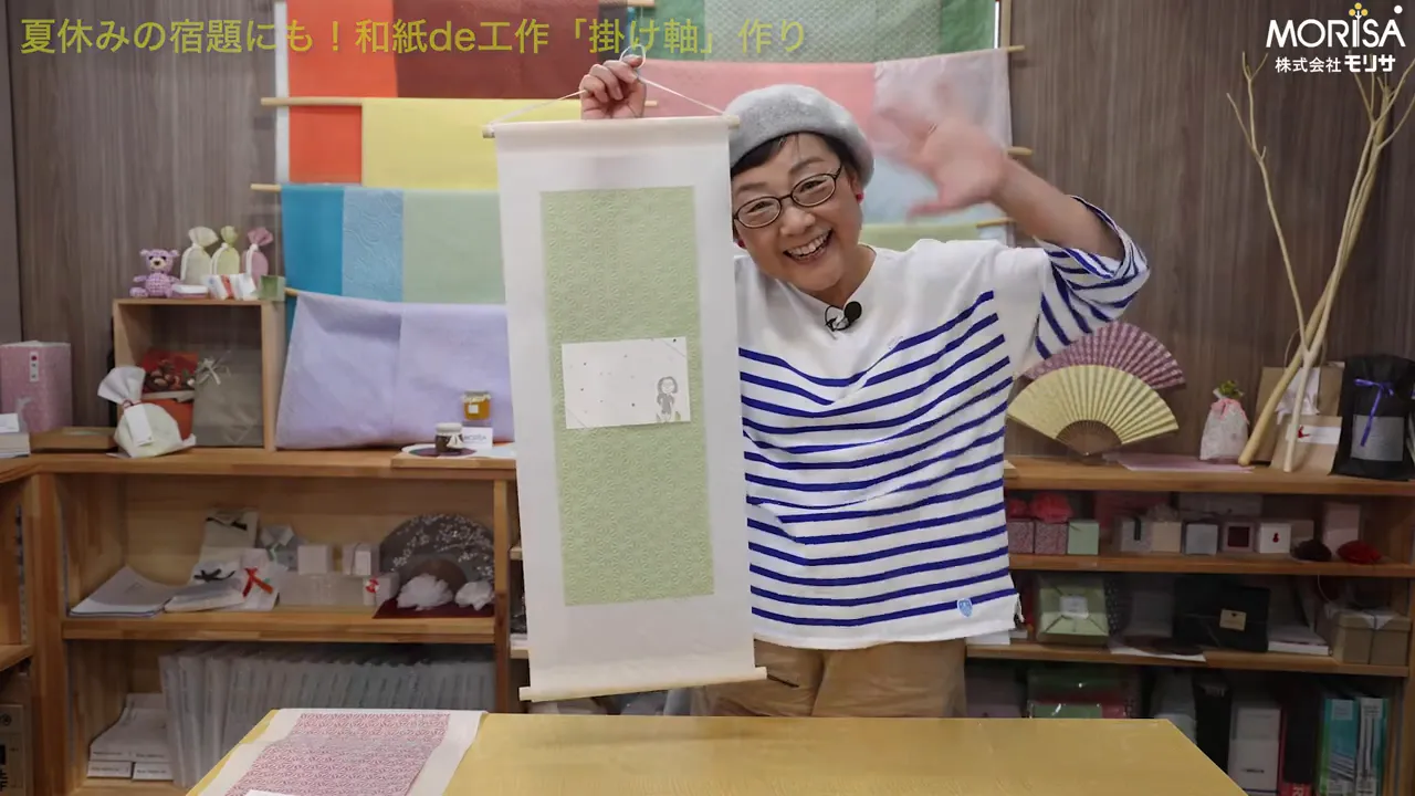 完成した掛け軸を壁に飾った完成写真（和紙の風合いが美しい）