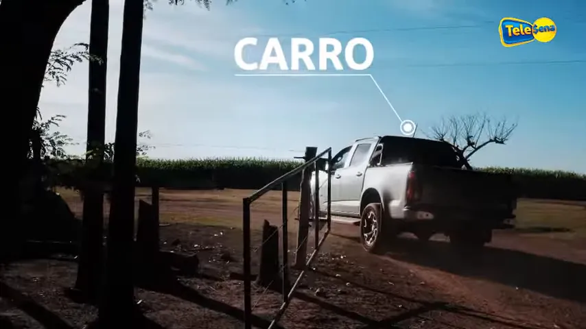Éder caminhando em galpão rural entre tratores com a palavra trator na tela