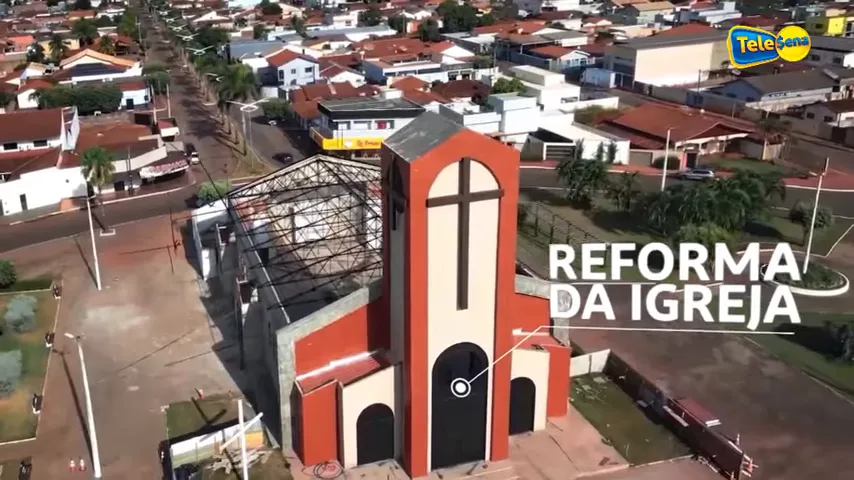 Imagem aérea de igreja em reforma cercada por casas com texto reforma da igreja