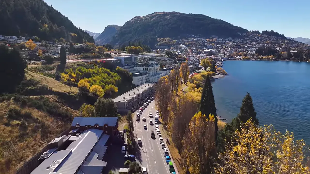 Lakefront accommodation in Queenstown with mountains in the background