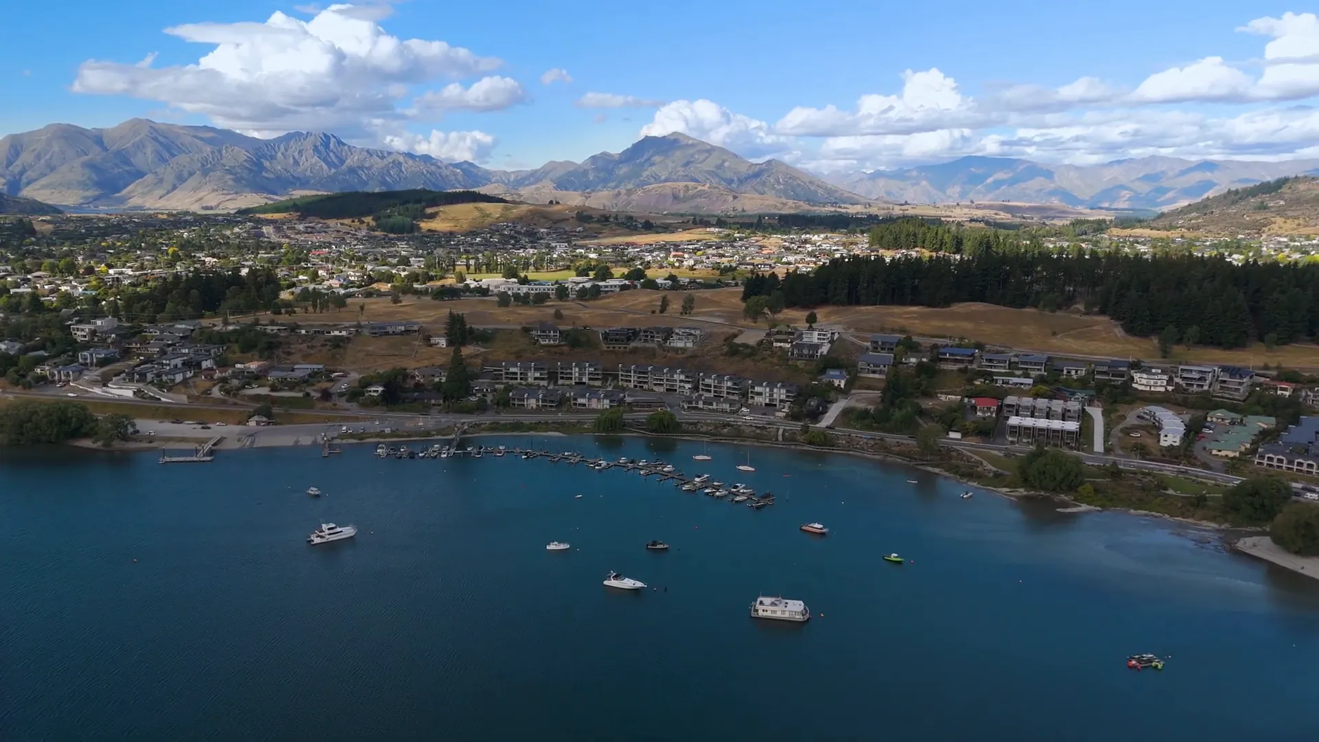 Wanaka lakefront and mountains