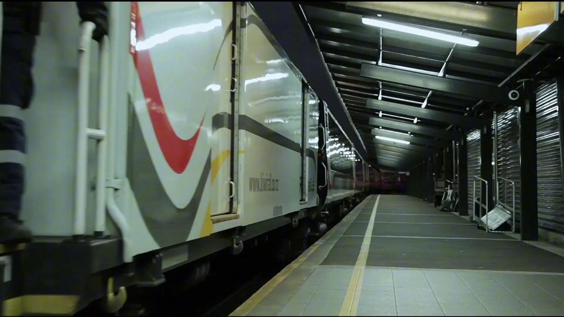 TranzAlpine train departing Christchurch/Eaton station