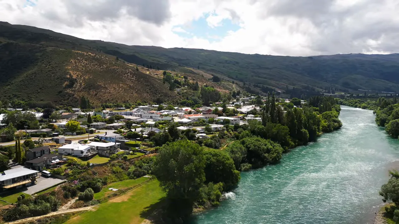 Central Otago: dry tussock lands and historic gold-mining towns