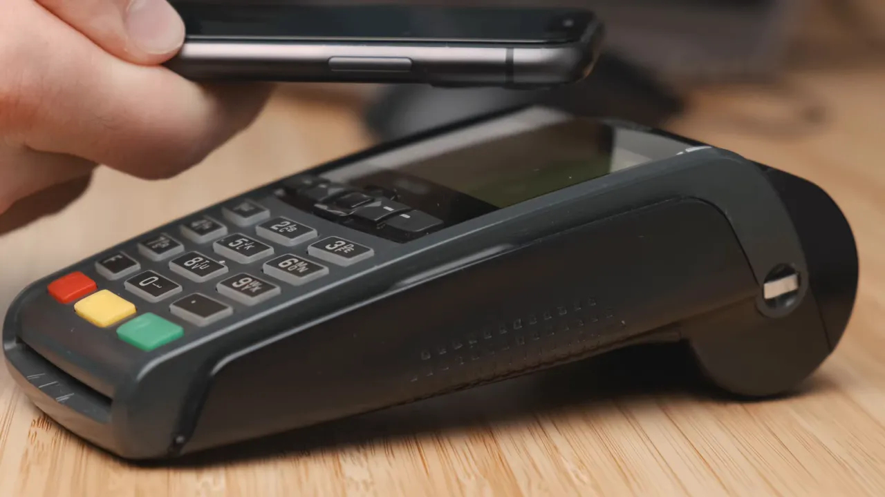 Point of sale terminal taking contactless card payments in a cafe