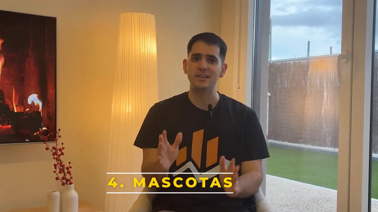 Presentador frente a cámara con rótulo amarillo '4. MASCOTAS' en la parte inferior