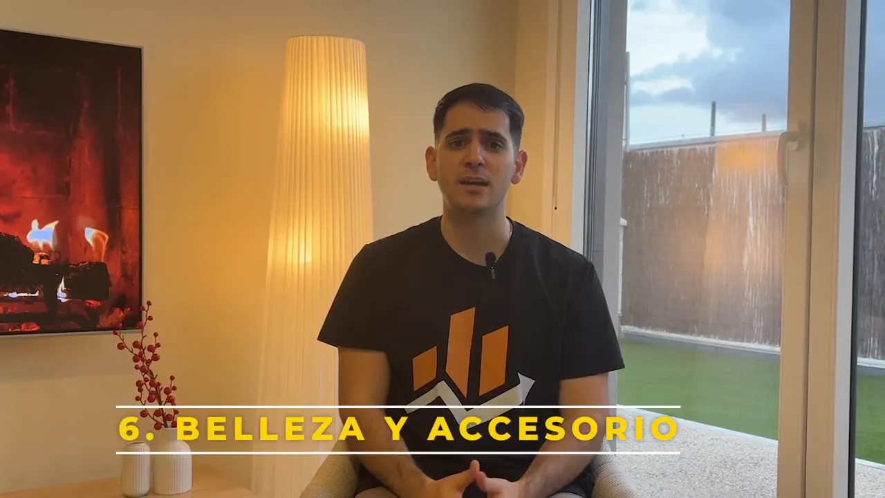 Presentador sentado con rótulo en pantalla '6. BELLEZA Y ACCESORIO'