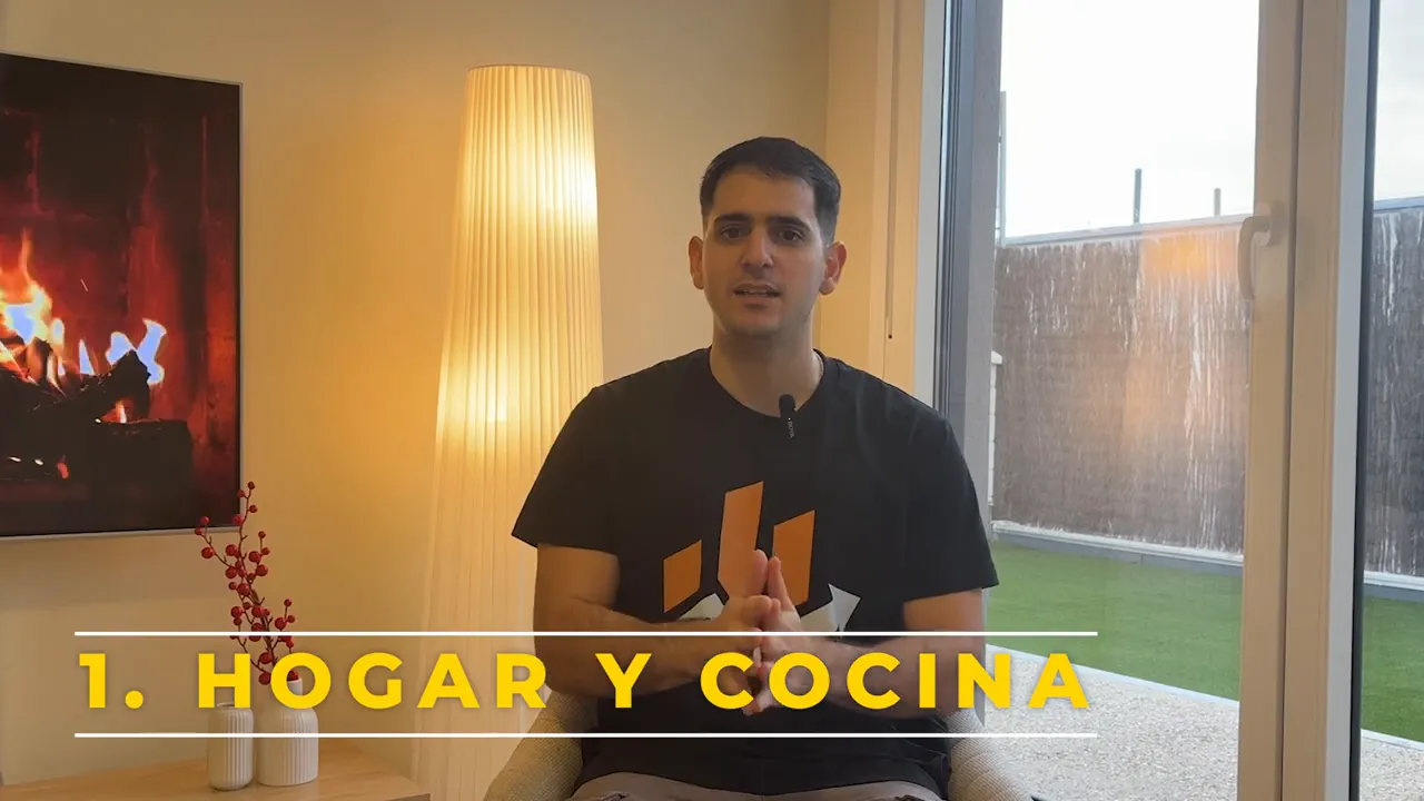 Frame con el texto '1. HOGAR Y COCINA' en amarillo sobre una barra y el presentador explicando en un salón.