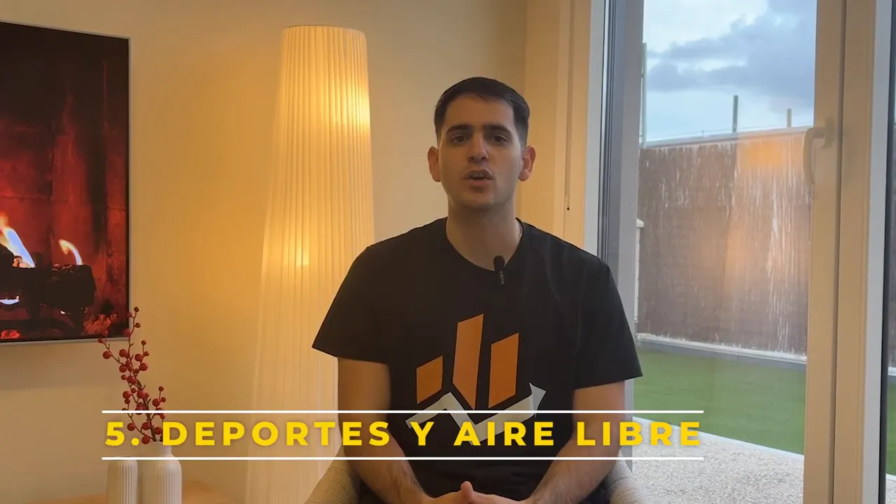 Presentador sentado con rótulo amarillo en la parte inferior que lee '5. DEPORTES Y AIRE LIBRE'