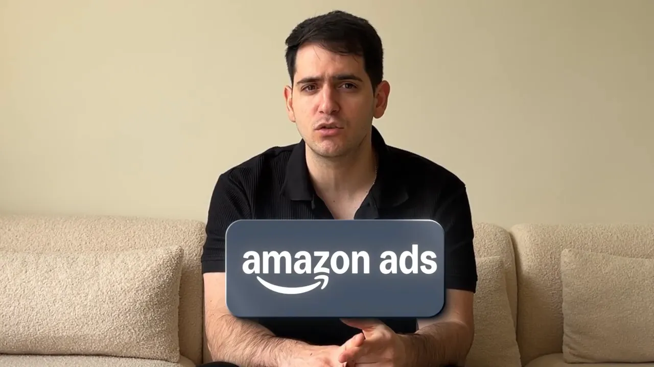 Presentador sentado en un sofá con un rótulo centrado que dice 'amazon ads', imagen nítida y bien encuadrada.