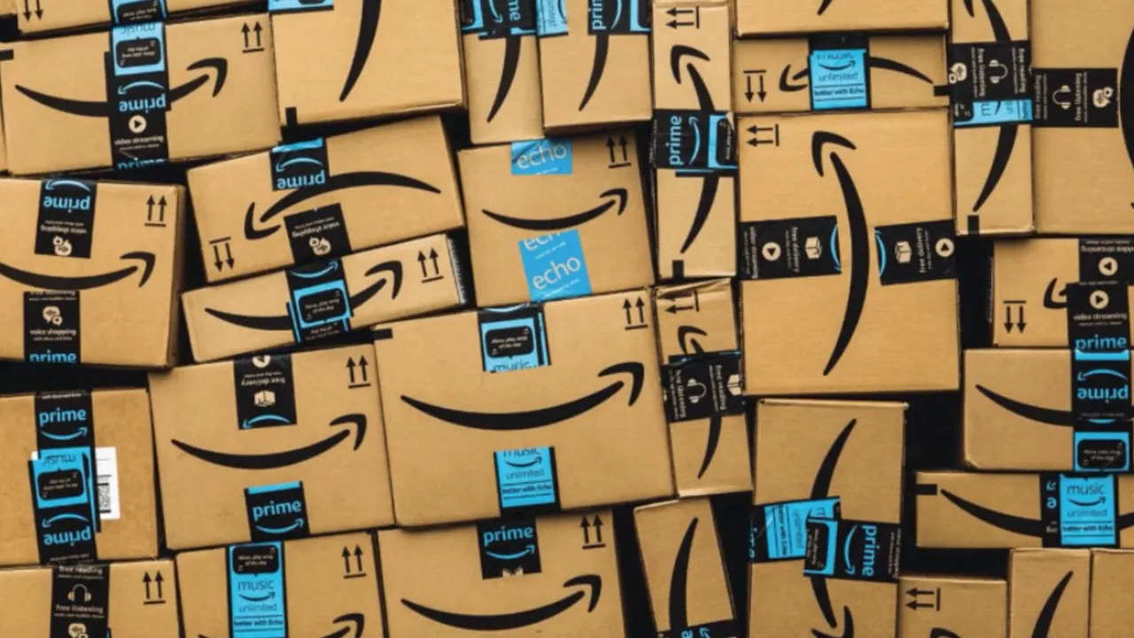 Pilas de cajas con logo de Amazon Prime representando inventario y envíos