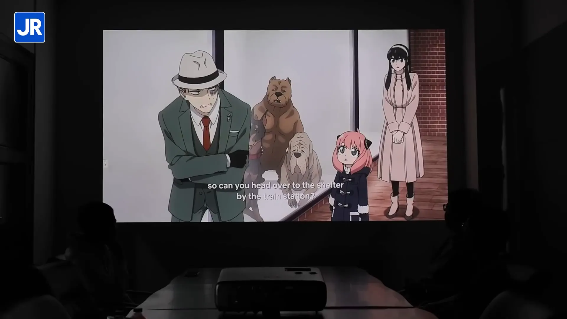 Hasil proyeksi 4K HDR pada tembok menggunakan BenQ W4100i di ruang gelap