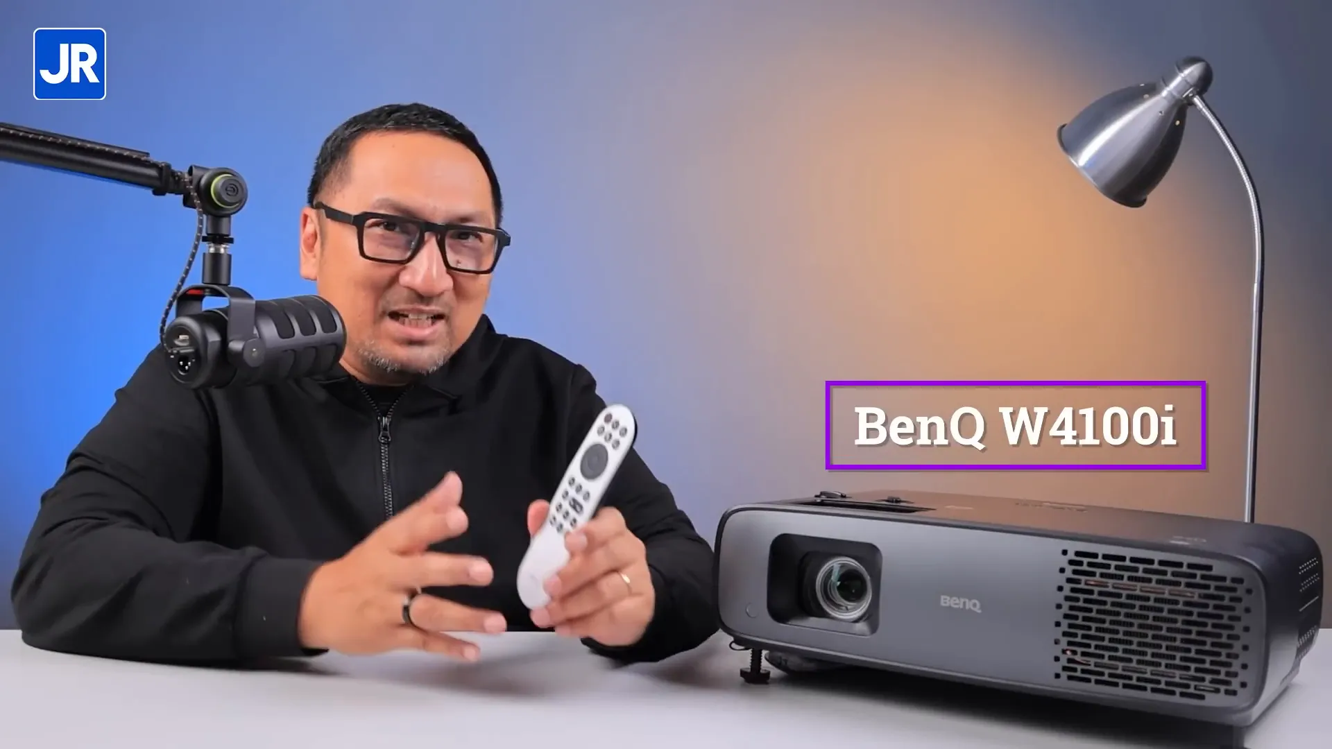 Unboxing BenQ W4100i: tampak paket penjualan dan dongle QS02