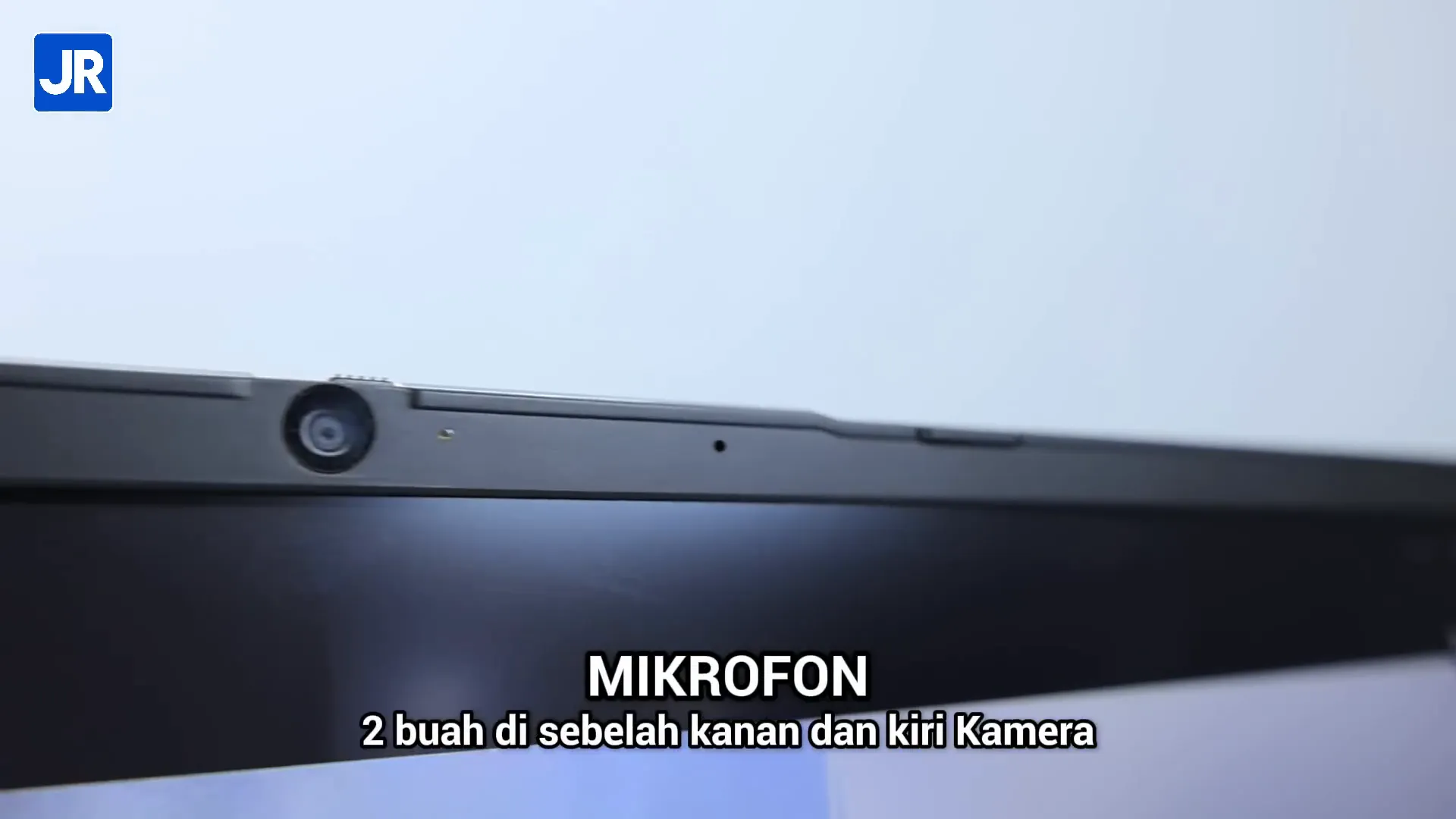 Kamera 1080p dan mikrofon ganda di bagian atas layar