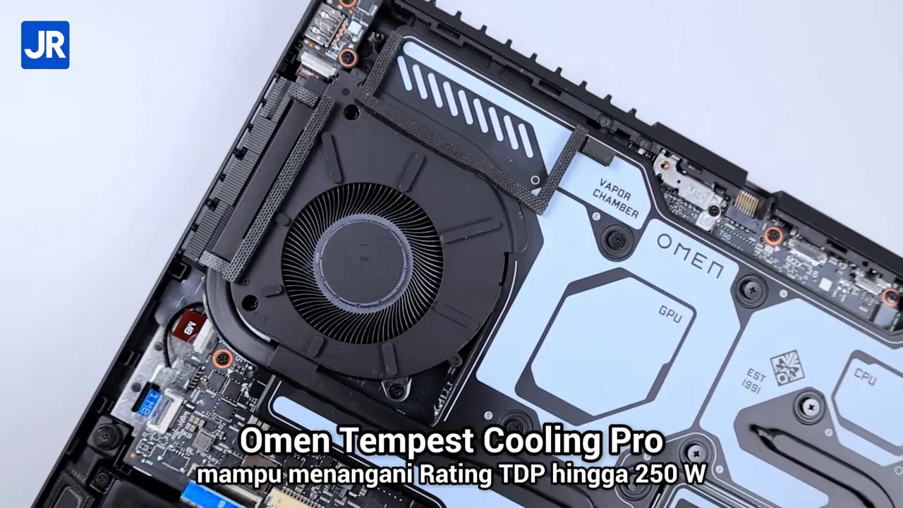 Detail interior laptop menampilkan vapor chamber, kipas, dan label OMEN yang menjelaskan penyaluran panas