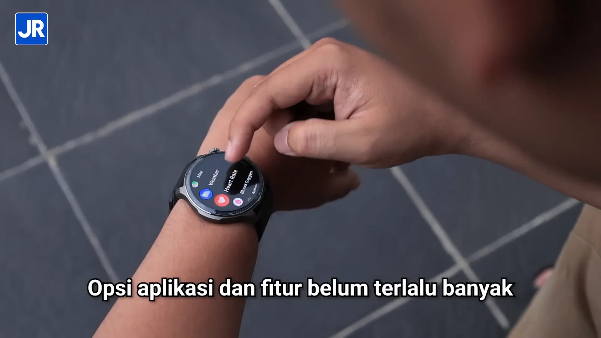 Amazfit Balance 2 menampilkan statistik olahraga dan fitur kesehatan pada layar