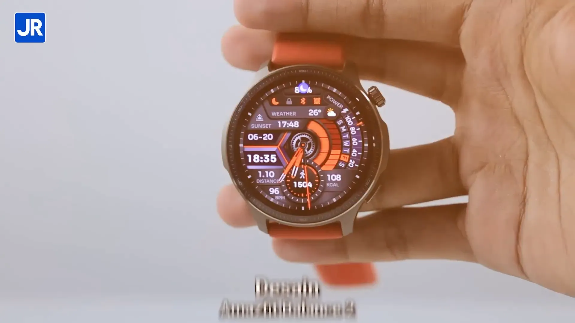 Amazfit Balance 2 dengan dua strap silikon warna hitam dan oranye, serta tombol rotating crown