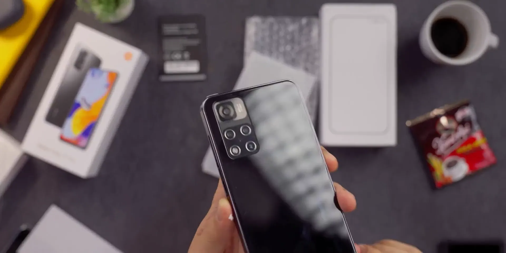 Desain bagian belakang Note11 Pro+ yang mirip Redmi Note 10 tapi kualitas rendah