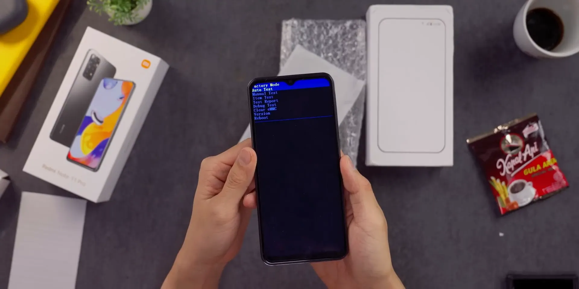 Tampilan layar Android aneh Note11 Pro+ dengan mode factory dan wallpaper Xiaomi