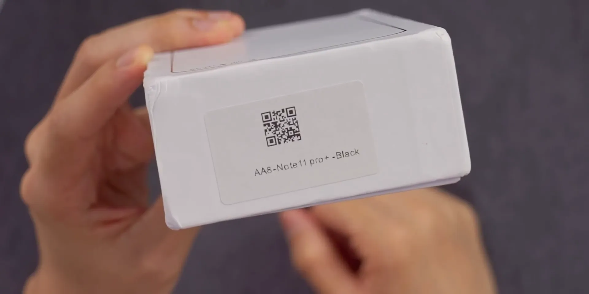 Kotak HP Note11 Pro+ dengan desain sederhana dan tulisan model