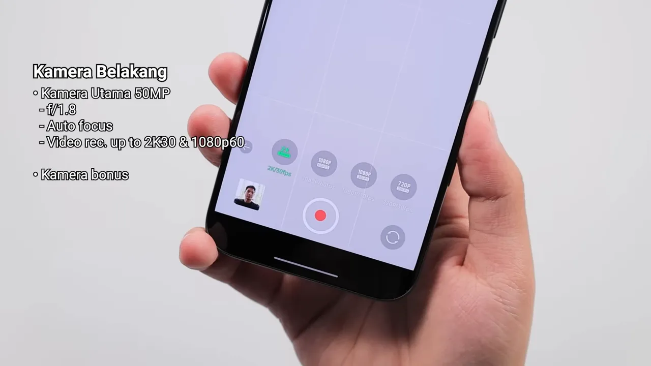 Antarmuka kamera Infinix Note Edge 5G+ di layar dengan pilihan perekaman (2K30, 1080p60) dan tombol rekam, sedang dipegang tangan.