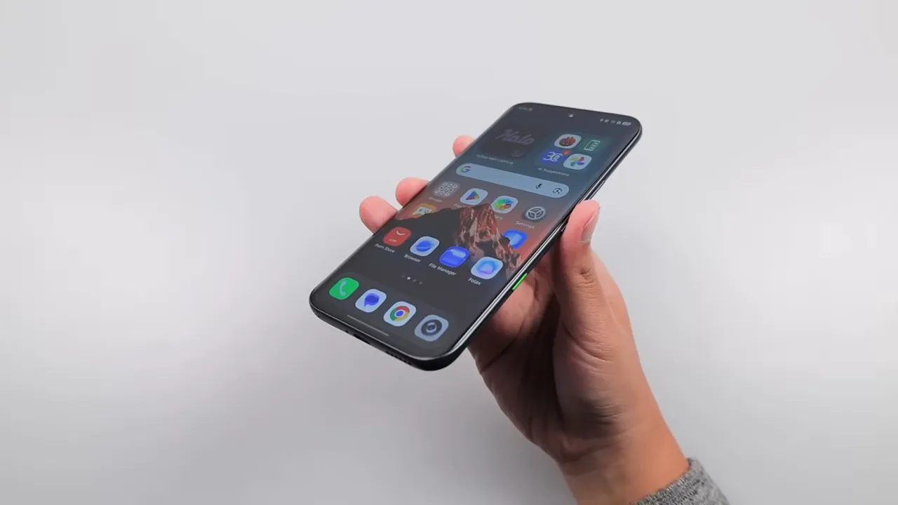 Infinix Note Edge 5G digenggam memperlihatkan layar melengkung dan bodi tipis