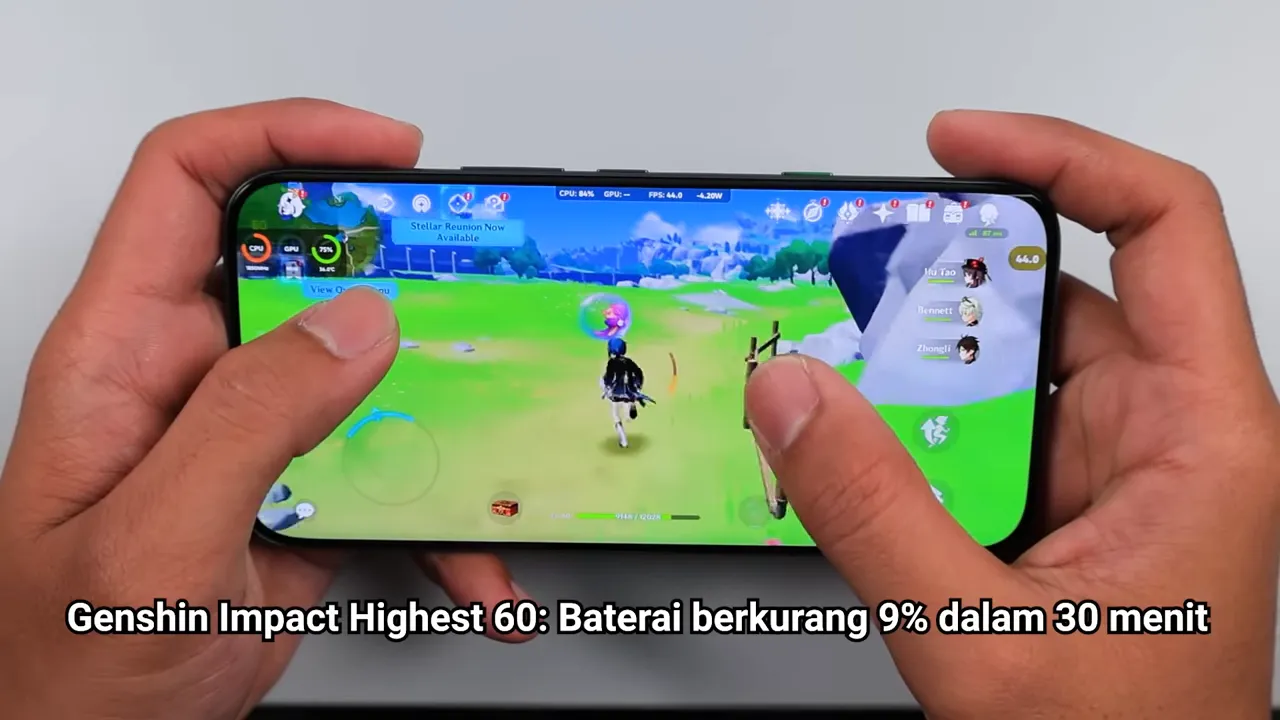 Tampilan Infinix Note Edge dimainkan Genshin Impact dalam orientasi lanskap, menampilkan UI game dan kontrol jempol, menggambarkan beban game berat.