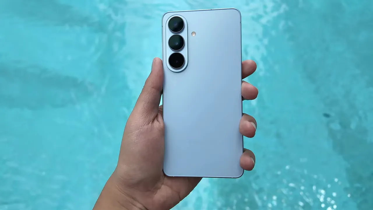 Tampak belakang Samsung Galaxy S26 warna biru muda menunjukkan modul kamera triple, finishing belakang, dan frame datar.