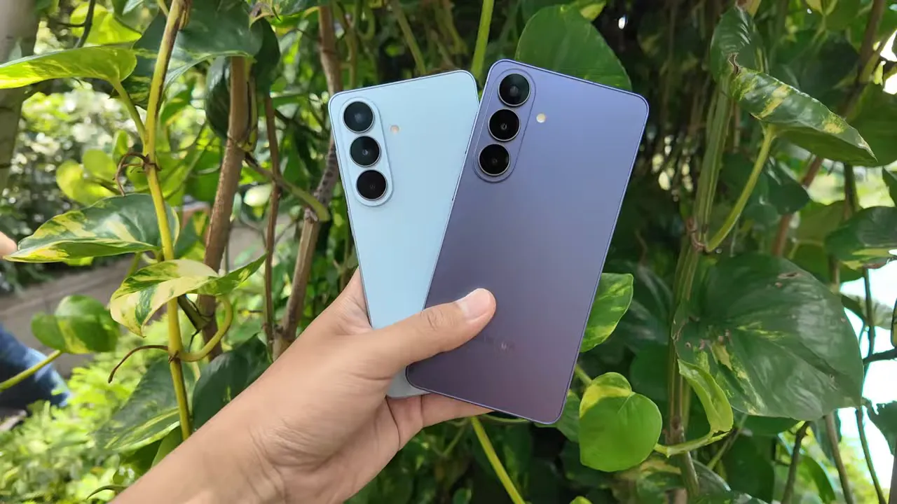 Samsung Galaxy S26 dan S26 Plus tampak dari belakang, dua warna berbeda menonjolkan modul kamera tiga-lensa