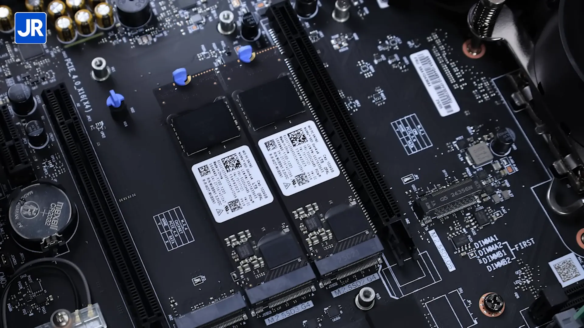 Slot SSD M.2 dan konektor SATA di motherboard Lenovo Legion Tower 7i