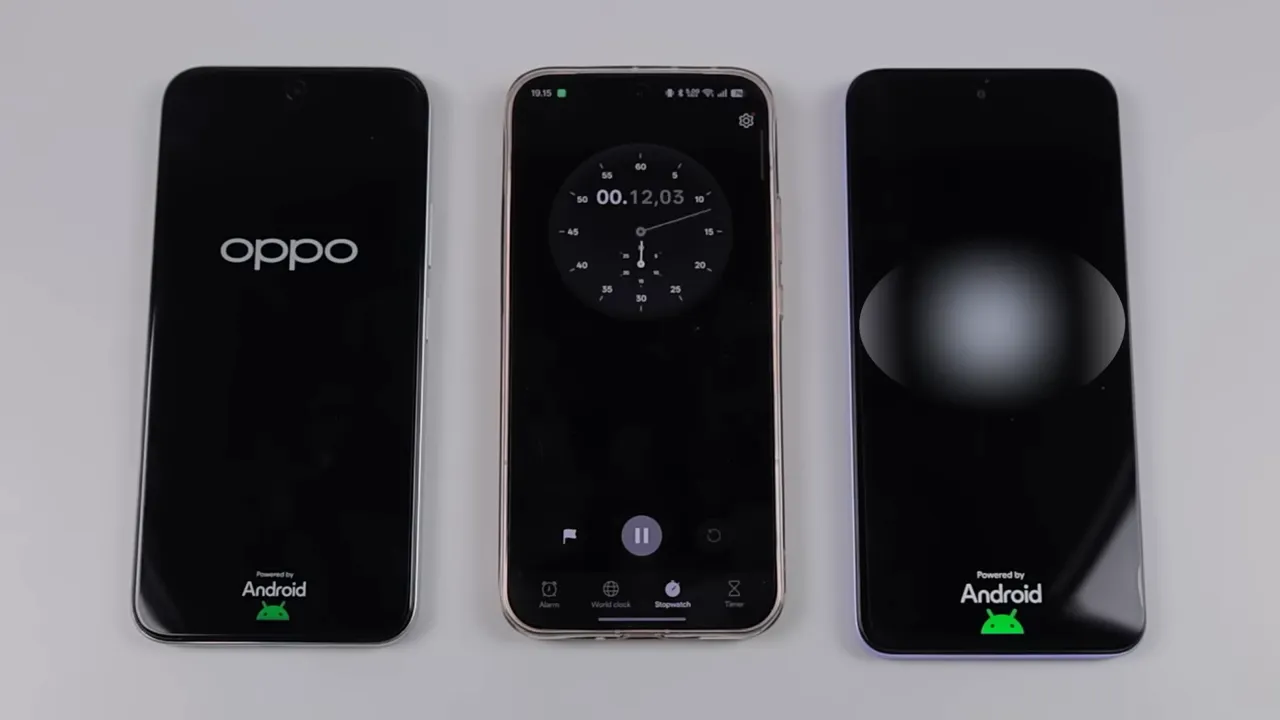 Tiga ponsel berdampingan dengan stopwatch pada layar tengah (00:12) untuk mengukur pergantian aplikasi.
