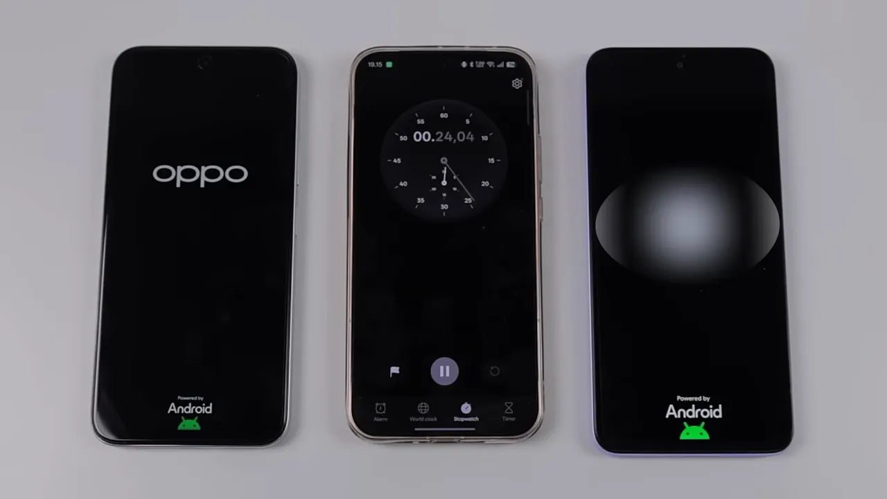 Tiga ponsel berdampingan, stopwatch di perangkat tengah menunjukkan 00:24, layar jelas tanpa tangan menghalangi