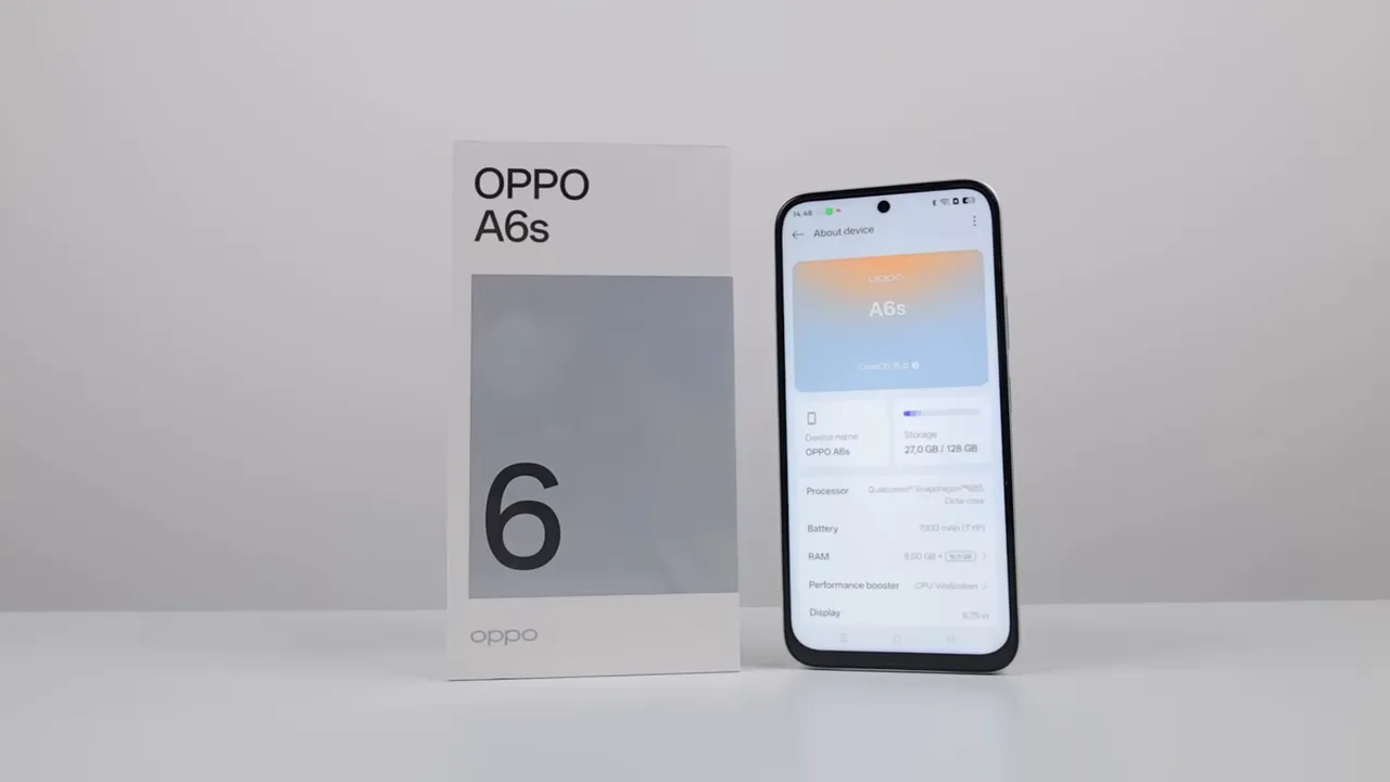 OPPO A6s berdiri di samping kotak putih dengan layar menampilkan informasi 'About device'.