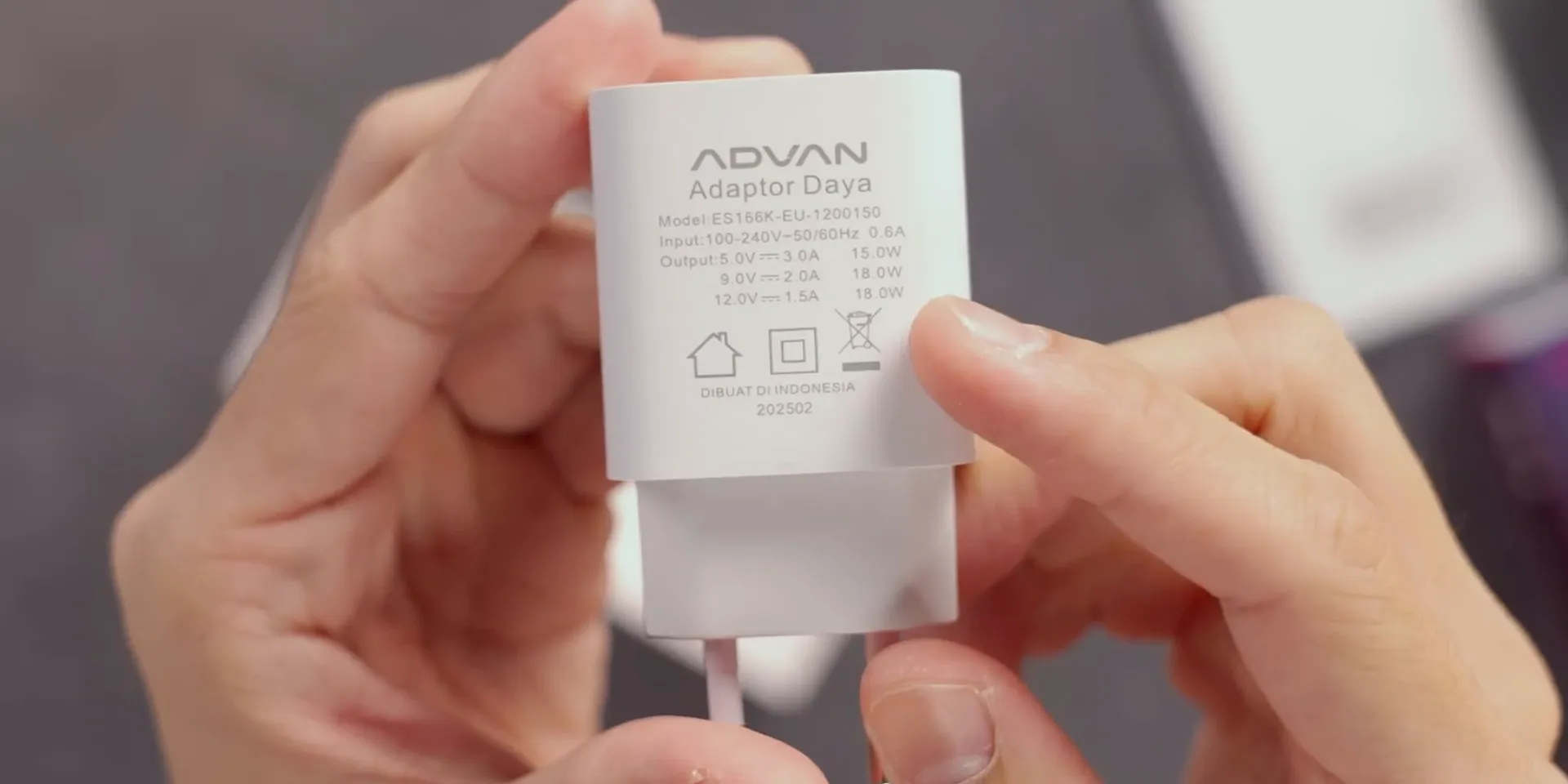 Charger Type A ke Type C yang disertakan dalam paket