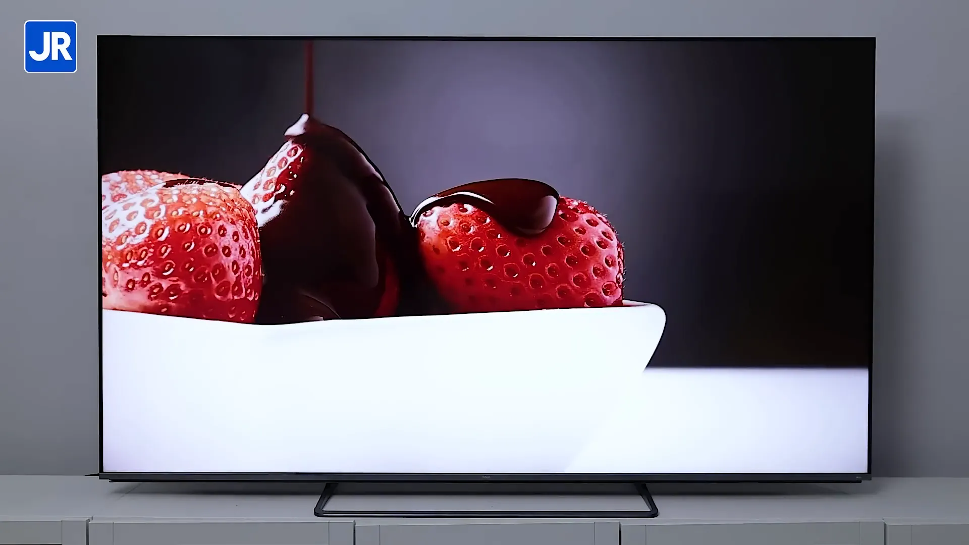 Tampilan gambar dan kualitas warna AQUA TV 85M80