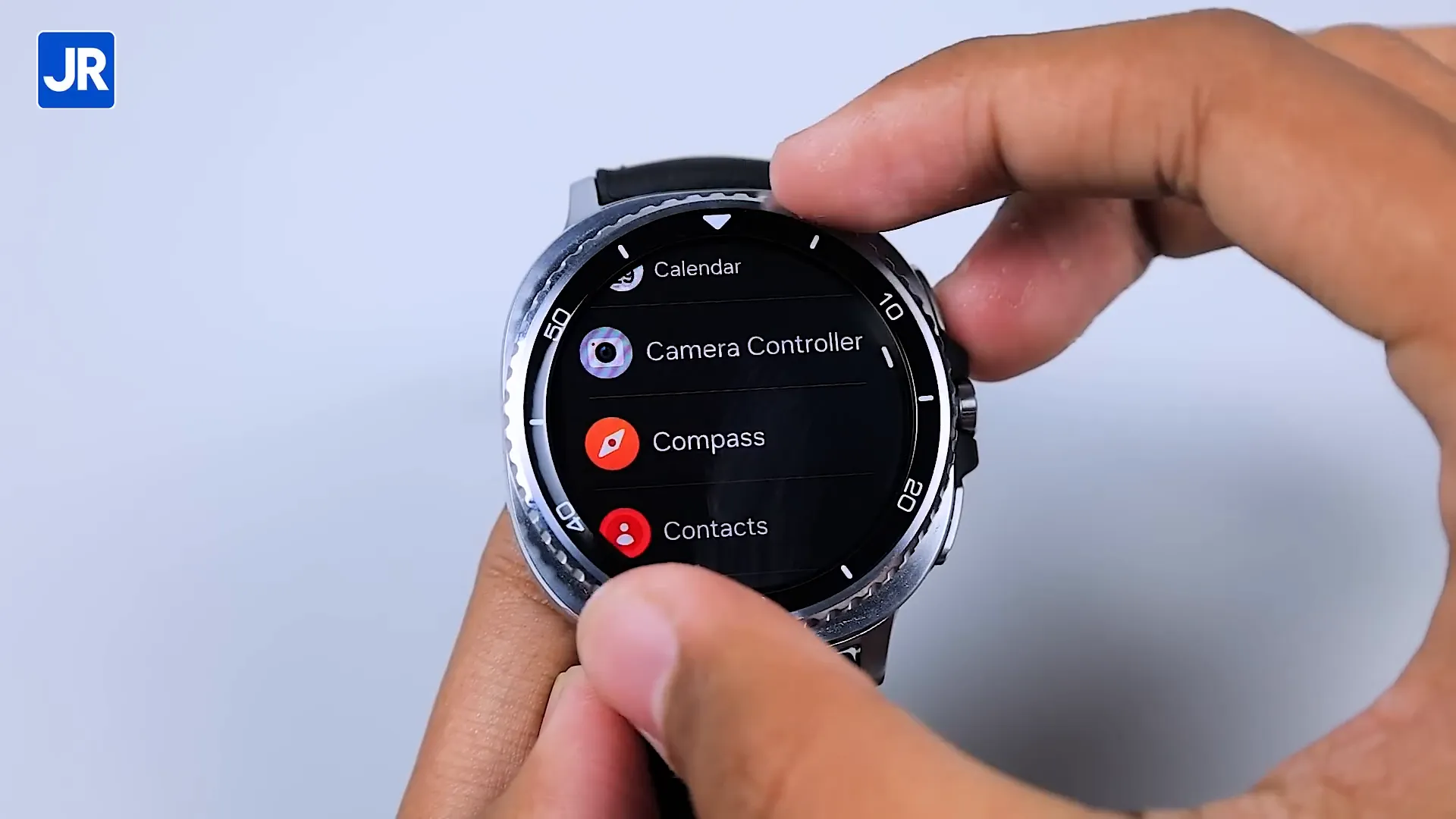Navigasi menu dengan rotating crown Samsung Galaxy Watch 8 Classic