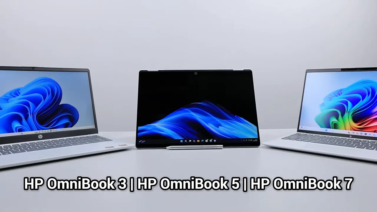 Tiga laptop HP OmniBook model 3, 5, dan 7 ditata berdampingan di atas meja dengan latar putih