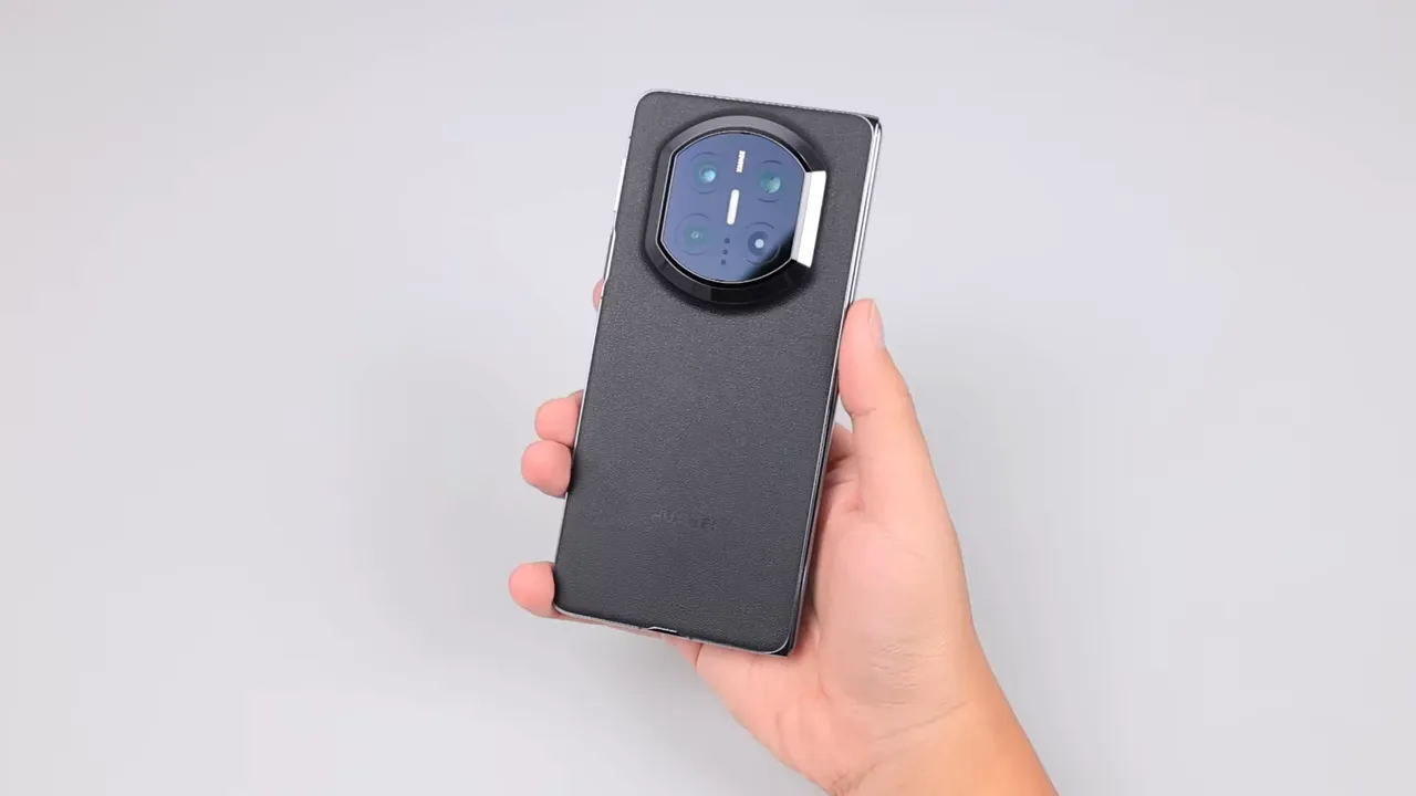 HUAWEI Mate X7 dilihat dari belakang memperlihatkan modul kamera besar dan kulit vegan hitam.