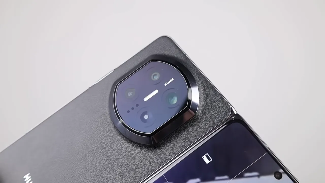 Close-up modul kamera HUAWEI Mate X7 menampilkan empat lensa, desain modul besar dan tulisan X‑MAGE