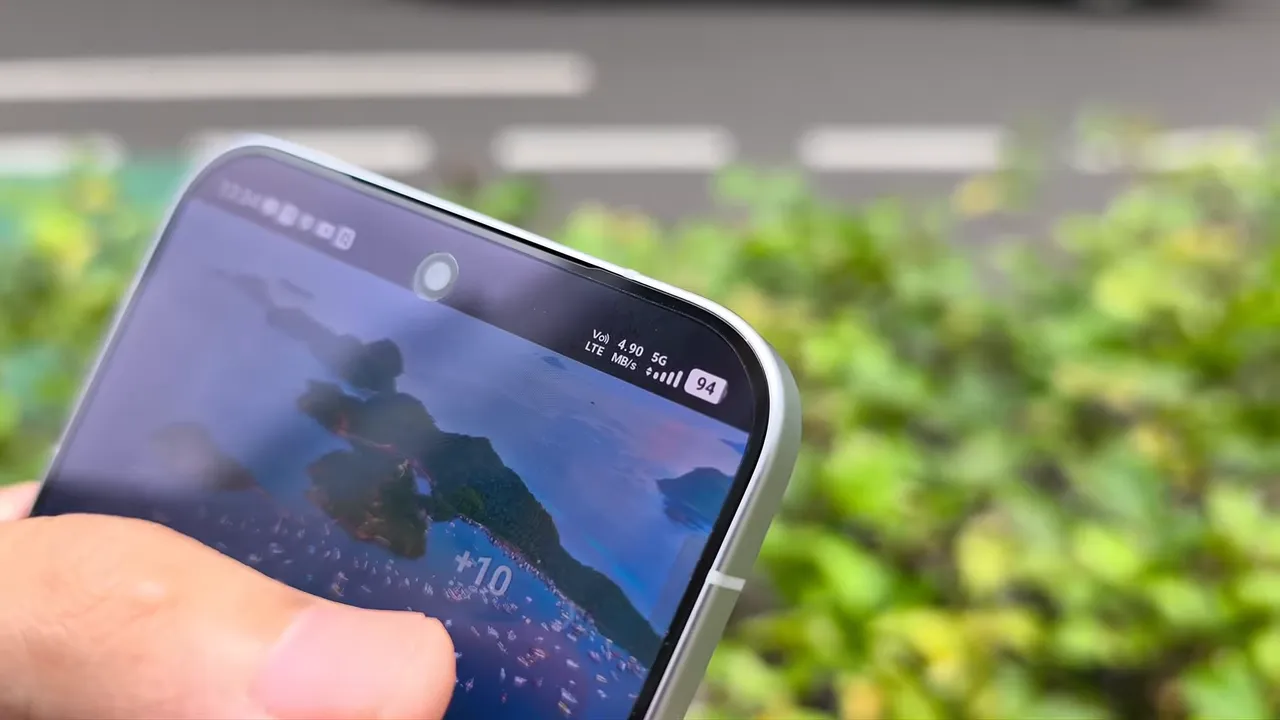 Close-up status bar smartphone menampilkan ikon 5G aktif dan indikator jaringan