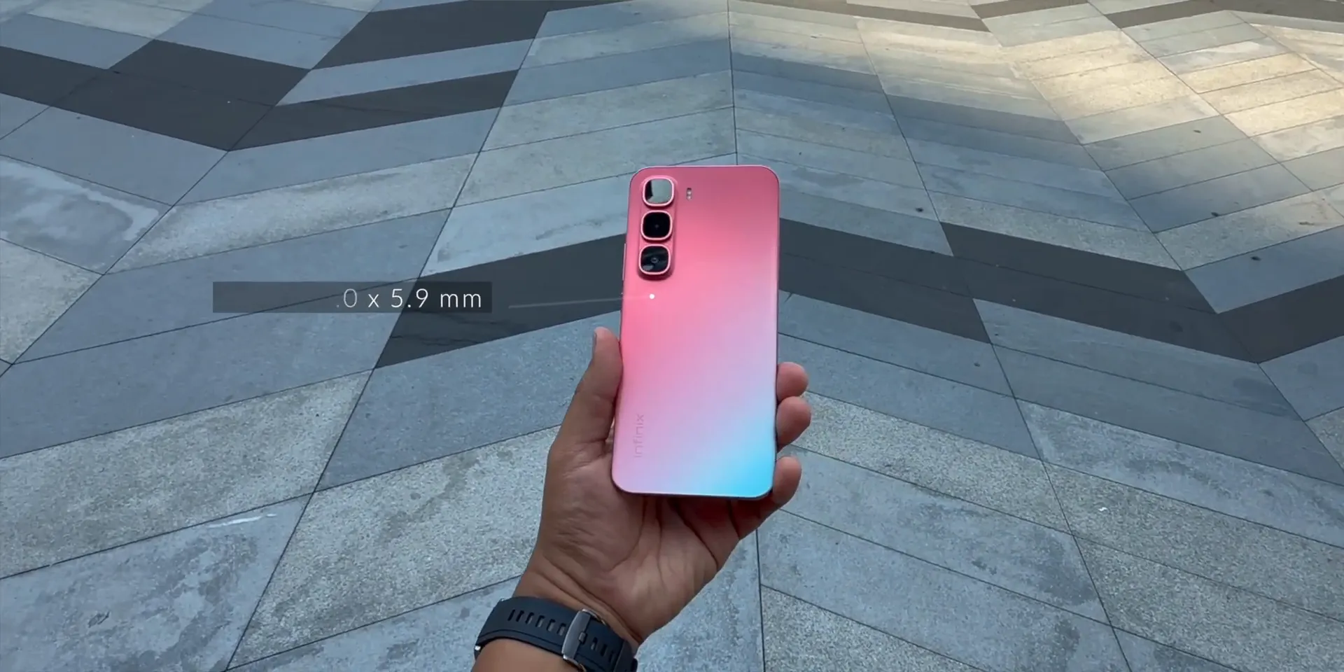 Desain tipis Infinix Hot 60 Pro+ — ketebalan 5.9mm terlihat saat digenggam
