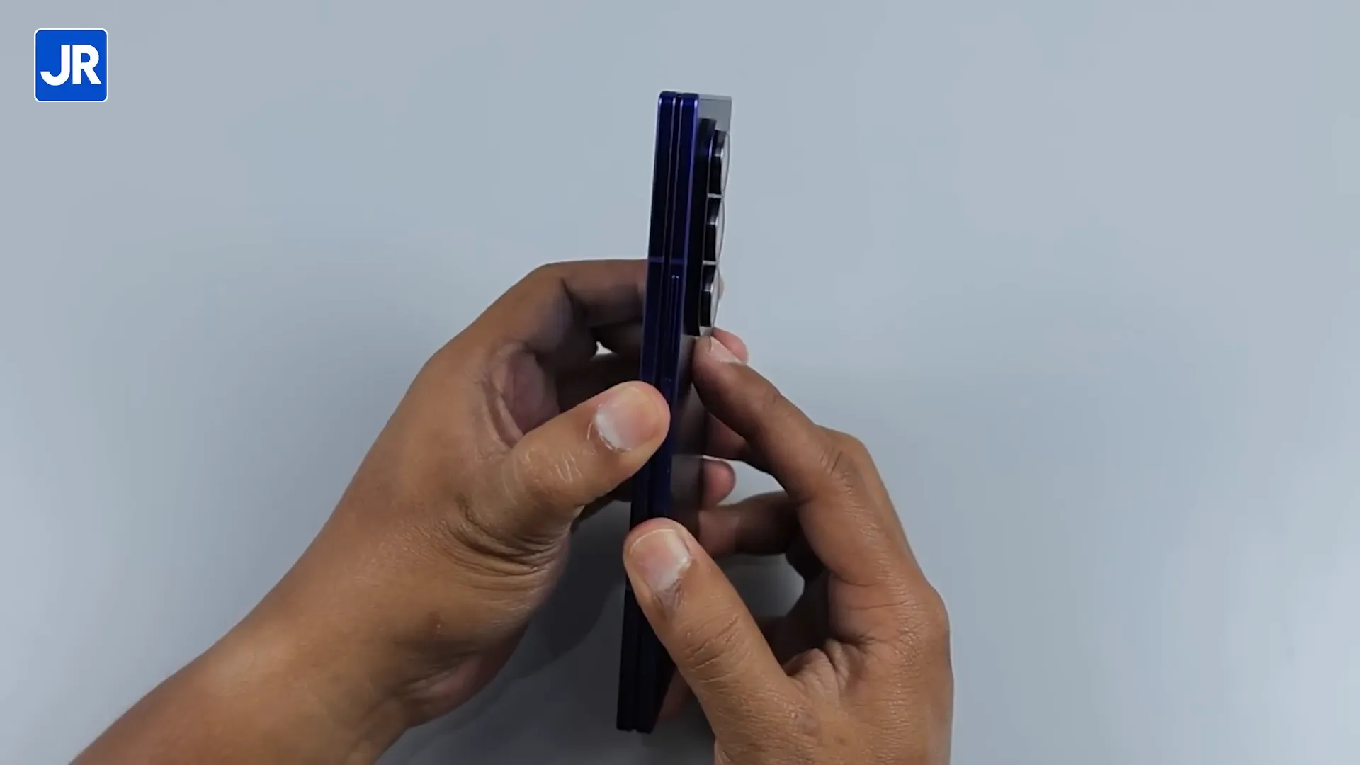 Samsung Galaxy Z Fold7 tampil dengan desain tipis dan ringan saat dilipat