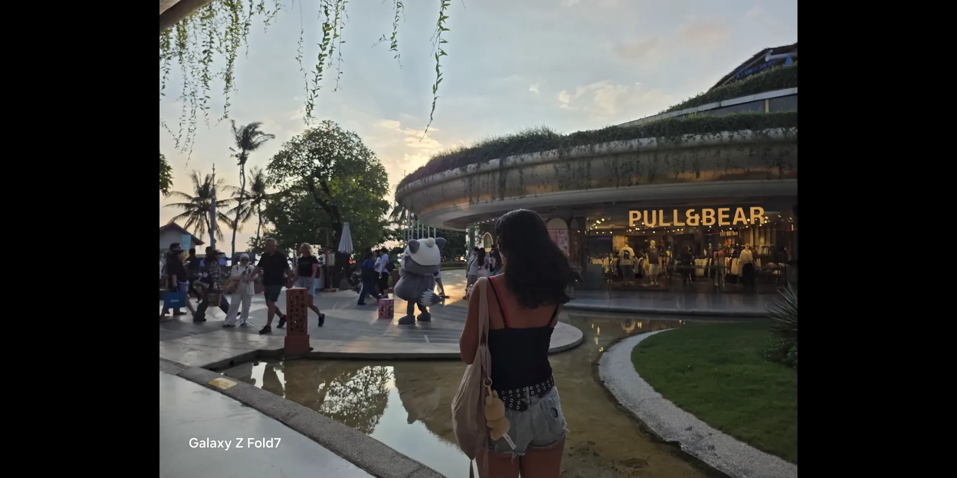 Hasil foto dengan kamera utama Samsung Galaxy Z Fold 7 menunjukkan detail dan warna cerah