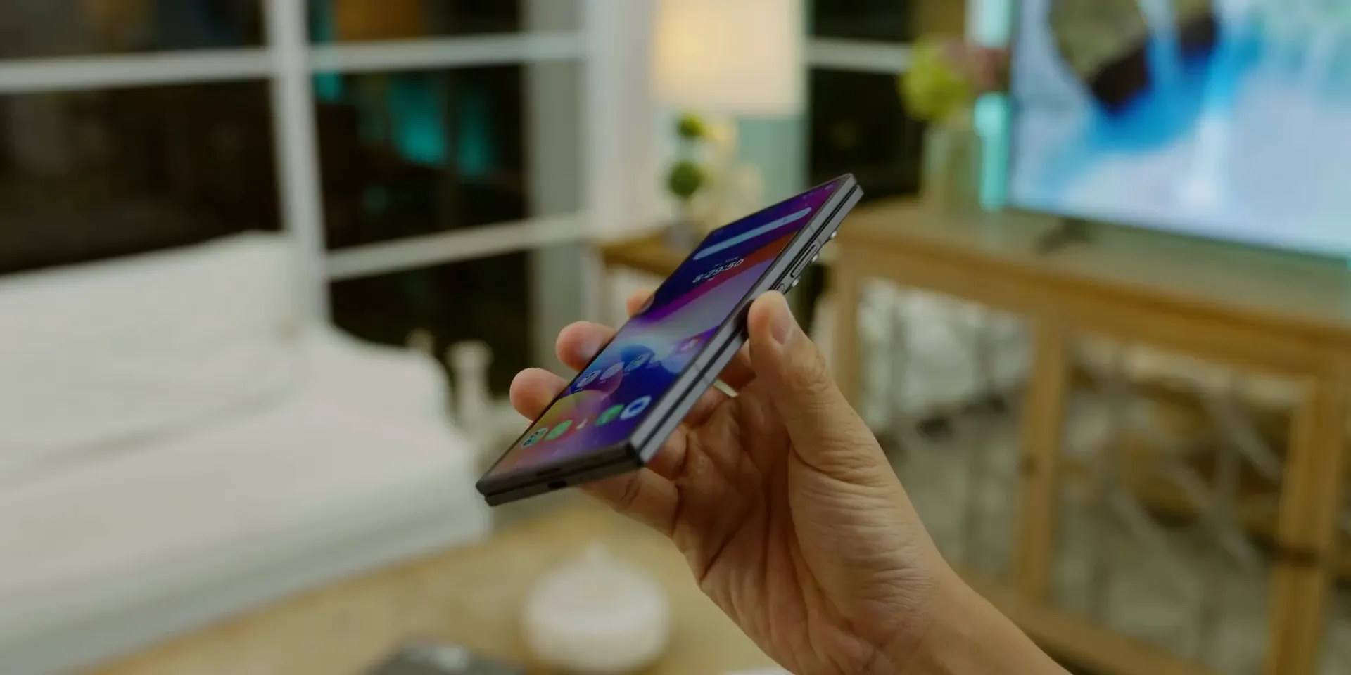 Samsung Galaxy Z Fold 7 dilipat, menampilkan cover screen 6.5 inci yang lebar
