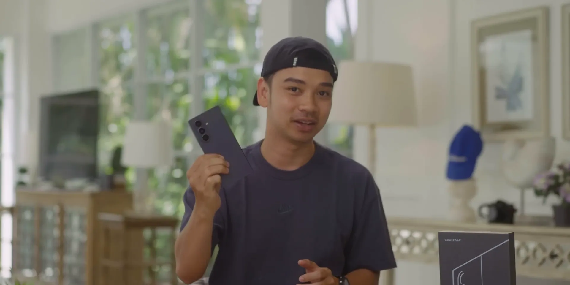 David memegang Samsung Galaxy Z Fold 7 saat memperkenalkan perangkat