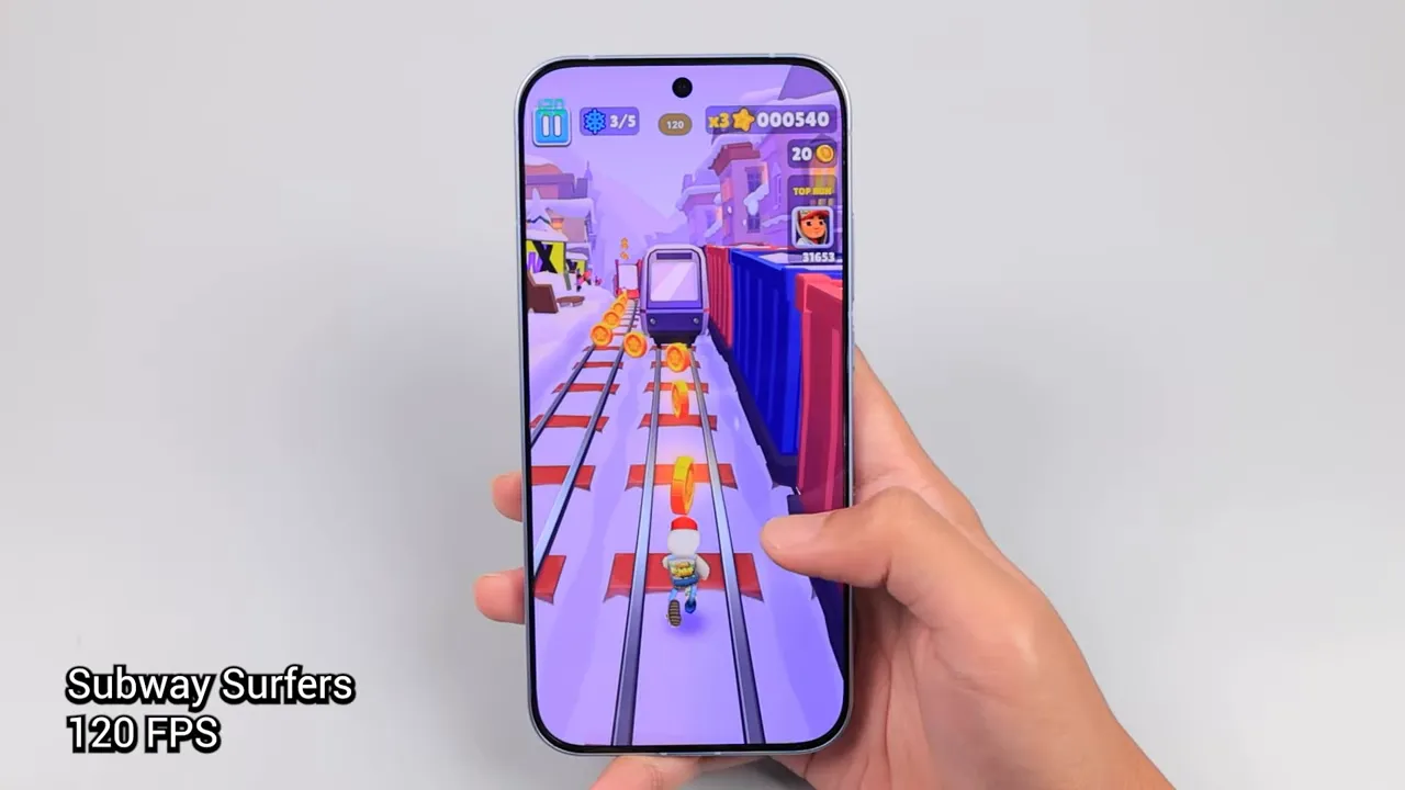 Tampilan layar iQOO 15R sedang menjalankan Subway Surfers dengan teks overlay '120 FPS', ponsel dipegang tangan