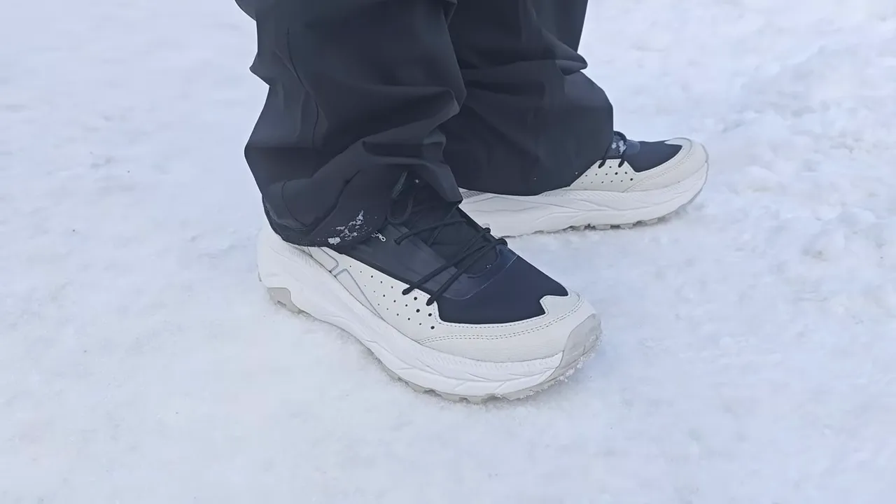 Tampilan outsole dan midsole 910 Yuza HikeHero MID di permukaan salju