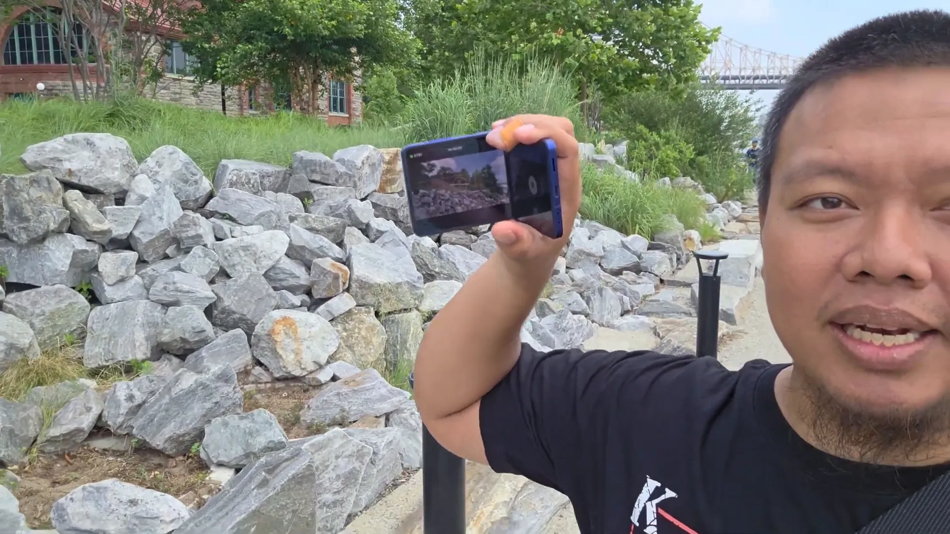 Mode camcorder di Samsung Galaxy Z Flip7 dengan kontrol zoom dan rekam