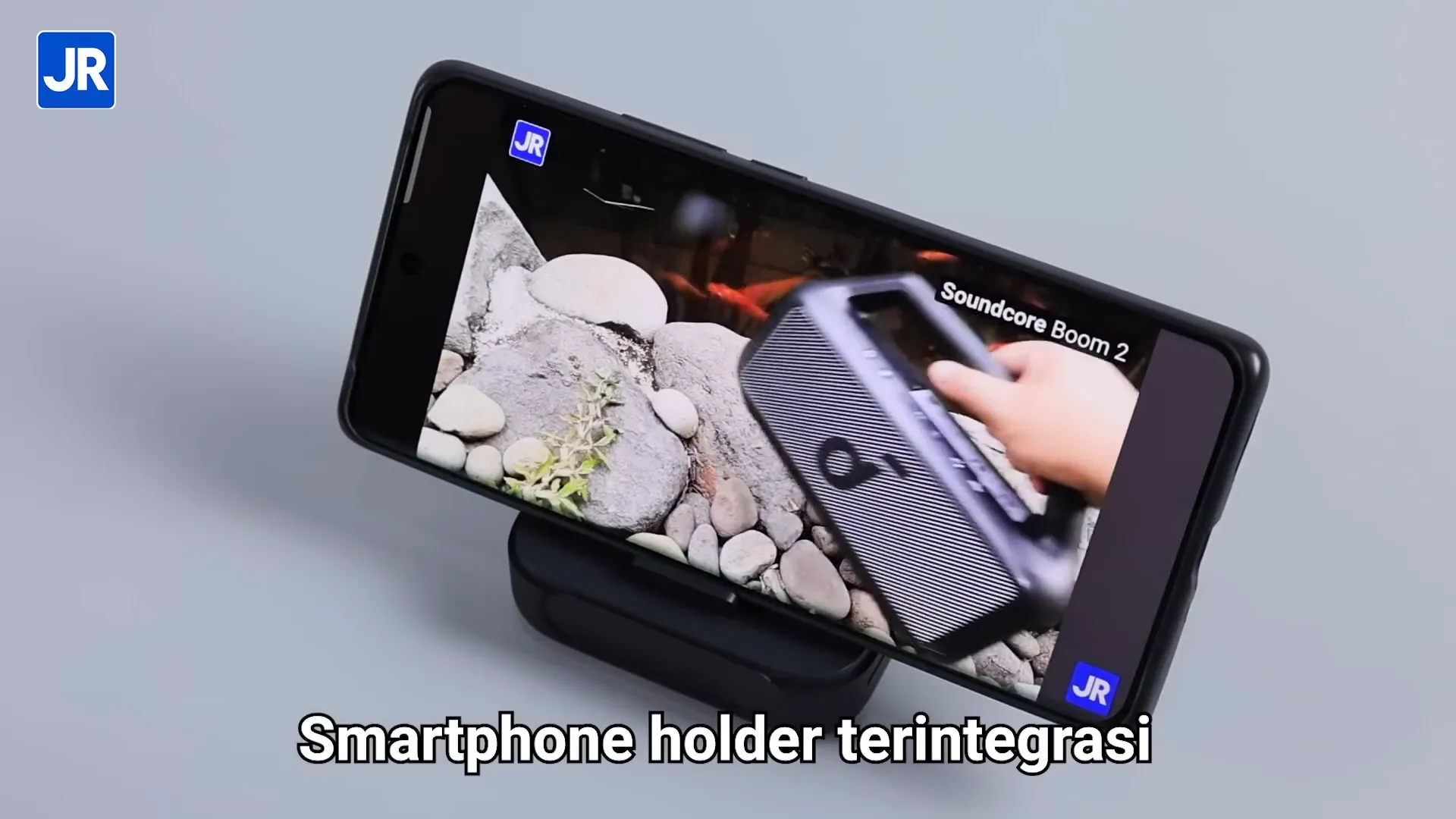 Charging case Soundcore P41i berfungsi sebagai stand smartphone