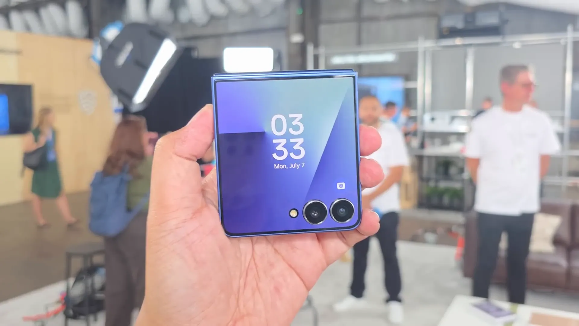 Samsung Galaxy Z Flip7 tampak depan dengan layar penuh