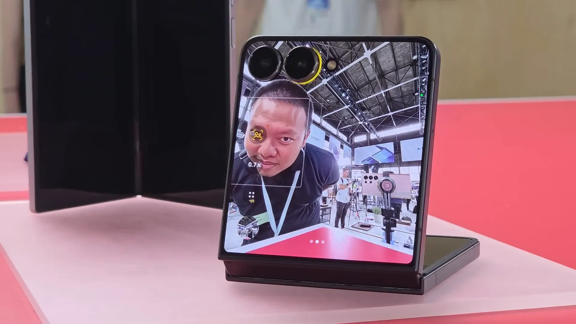 Animasi kamera dan countdown timer Samsung Galaxy Z Flip7